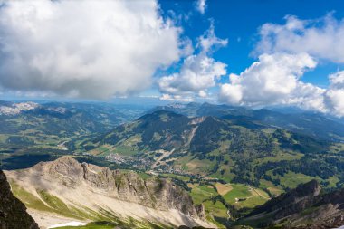 Bernese Oberland 'daki yürüyüş yolunun manzarası Alp dağlarının sıradağları, İsviçre.