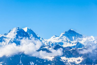 İsviçre 'deki Bernese Oberland' daki İsviçre Alpleri 'nin üç ünlü zirvesinin çarpıcı manzarası: Eiger, Monch ve Jungfrau.