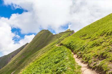 Bern kantonundaki Brienz Gölü 'nün yukarısında Brienzer Rothorn yakınlarında Bernese Oberland' deki dağ sırtı boyunca yürüyüş yolu..