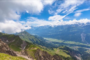 Bernese Oberland 'daki yürüyüş yolunun manzarası Alp dağlarının sıradağları, İsviçre.
