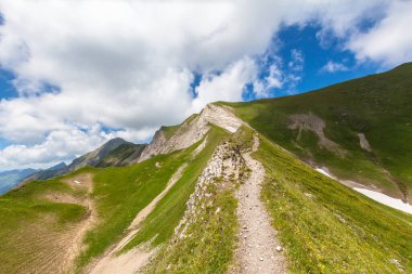 Bern kantonundaki Brienz Gölü 'nün yukarısında Brienzer Rothorn yakınlarında Bernese Oberland' deki dağ sırtı boyunca yürüyüş yolu..