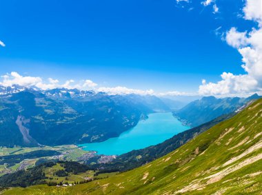 Brienz Gölü 'nün ve dağlardaki Alpler' in muhteşem manzarası Bernese Oberland 'da, ünlü Interlaken, Jungfrau bölgesi yakınlarındaki yürüyüş parkurunda..