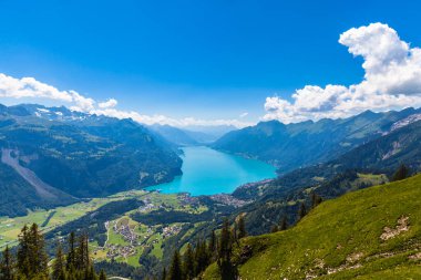 Brienz Gölü, kasaba ve dağlardaki Alpler 'in muhteşem manzarası Bernese Oberland' da ünlü Interlaken, Jungfrau Bölgesi, İsviçre 'nin ünlü turizm bölgesi yakınlarında yürüyüş parkurunda..