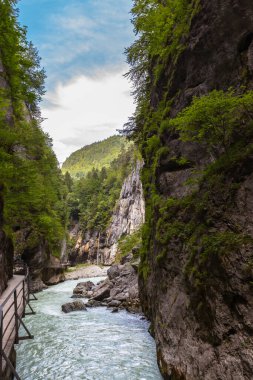 İsviçre, Bernesr Oberland 'deki Hasli Vadisi' ndeki Aare Vadisi manzarası. Meiringen ve Innertkirchen arasında yaklaşık 200 metre derinliğindedir ve en dar noktada bir metreden daha geniştir..