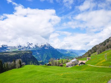 İsviçre, Kanton Schwyz 'deki dağların ve vadinin manzarası.