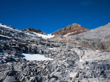 İsviçre 'de yürüyüş yolunda Uri Rotstock' un zirvesine bakın.