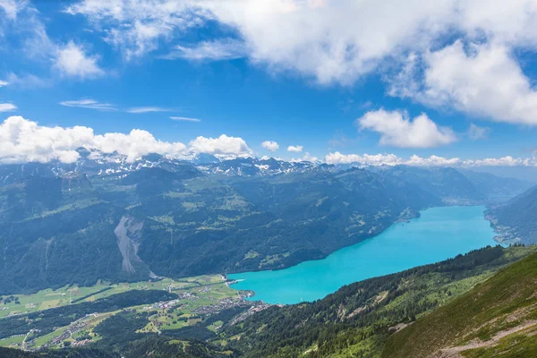 ブリエンツ湖と スイスのユングフラウ州インターラーケンの有名な観光地近くのベルネーゼ オーバーランドのブリエンツァー ローソンからのアルプスの空中ビュー — ストック写真