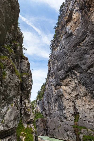 スイスのベルナー オーバーランドにあるハスリ渓谷のAare Gorgeの東側の入り口の眺め マイリンゲンとインテルトキルヒェンの間は深さ約200メートルで 最も狭い地点で幅約1メートルです — ストック写真