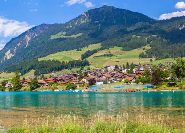 Stunning View Small Town Lungern Lake Side Lungernsee Bernese Oberland — Stock Photo, Image