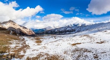 Huanglong ve Jiuzhaigou Ulusal Parkı 'nın arasındaki Sichuan Eyaleti' nin yüksek dağları Panorama manzarasıyla kaplıydı.