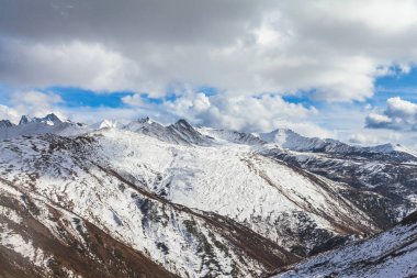 Karlar, Huanglong ve Jiuzhaigou Ulusal Parkı arasındaki Sichuan Eyaleti 'nin yüksek dağlarını kaplıyordu.