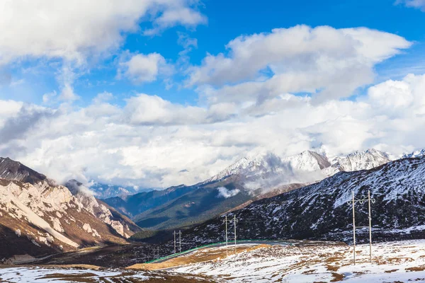 Panorama Utsikt Över Snötäckta Höga Bergen Höglandet Sichuan Vägen Mellan — Stockfoto