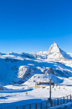 Güneşli bir kış sabahı İsviçre 'nin Zermatt kentindeki Gornergrat istasyonundan Matterhorn' un nefes kesici manzarası.