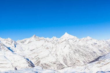 İsviçre 'nin Zermatt kenti yakınlarındaki İtalyan-İsviçre sınırındaki Pennine Alpleri' nin panorama manzarası. Yürüyüş, kayak, snowboard ve diğer kış sporları için bir cennet..