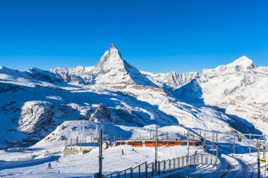 Zermatt, İsviçre - 31 Aralık 2014 Gonergratbahn treni Matterhorn 'u net bir şekilde gören ünlü turistik yerdeki Gornergrat istasyonuna gidiyor. Kayak pistinin başlangıç noktasıdır..