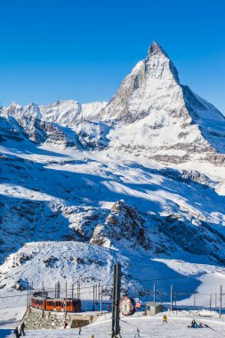 Zermatt, İsviçre - 31 Aralık 2014 Gonergratbahn treni Matterhorn 'u net bir şekilde gören ünlü turistik yerdeki Gornergrat istasyonuna gidiyor. Kayak pistinin başlangıç noktasıdır..