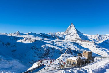 Zermatt, İsviçre - 31 Aralık 2014 - Gonergrat 'taki tren istasyonu Matterhorn' u net bir şekilde görmektedir. İnsanlar buradan kayak yapmaya gidiyor..