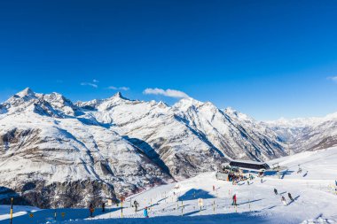 Zermatt, İsviçre - 31 Aralık 2014 - Birçok kayakçı Matterhorn 'un ayaklarının altındaki yamaçlarda kış sporları için mükemmel bir alanda eğleniyor. Fotoğraf Zermatt, İsviçre 'deki Riffelberg istasyonunun yakınında çekildi.