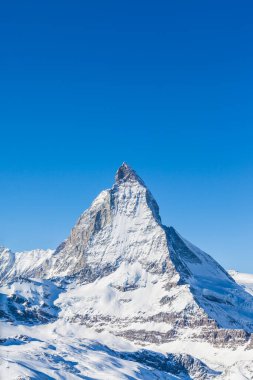 Güneşli bir günde Matterhorn 'un kışın yürüyüş yolu Zermatt, İsviçre' deki manzarası.