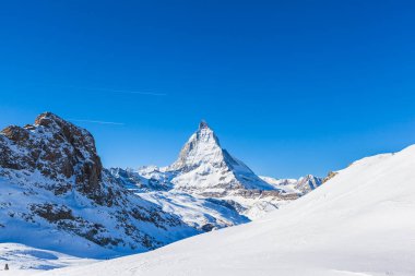 Matterhorn 'un kışın yürüyüş parkurundaki muhteşem manzarası, Valais Kantonu, İsviçre