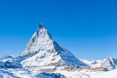 Güneşli bir günde, Matterhorn 'un yakın görüntüsü. Kışın yürüyüş yolu, Zermatt, İsviçre..
