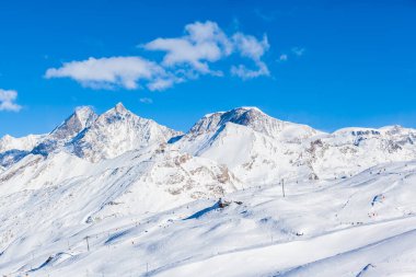 İsviçre 'nin Zermatt kenti yakınlarındaki İtalyan-İsviçre sınırındaki Pennine Alpleri' nin panorama manzarası. Yürüyüş, kayak, snowboard ve diğer kış sporları için bir cennet..