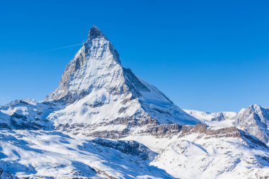 Matterhorn 'un kışın İsviçre' deki yürüyüş yolu Zermatt 'a yakın görüntüsü.