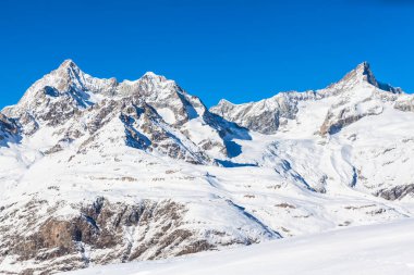 Kışın yürüyüş yolunda, Matterhorn yakınlarındaki İsviçre-İtalya sınırındaki Alplerin görüntüsü