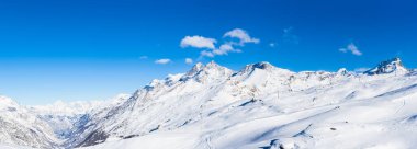 İsviçre 'nin Zermatt kenti yakınlarındaki İtalyan-İsviçre sınırındaki Pennine Alpleri' nin panorama manzarası. Yürüyüş, kayak, snowboard ve diğer kış sporları için bir cennet..
