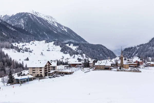 Krásný Výhled Malé Město Bergun Alpy Včetně Piz Ela Vyhlídkového — Stock fotografie