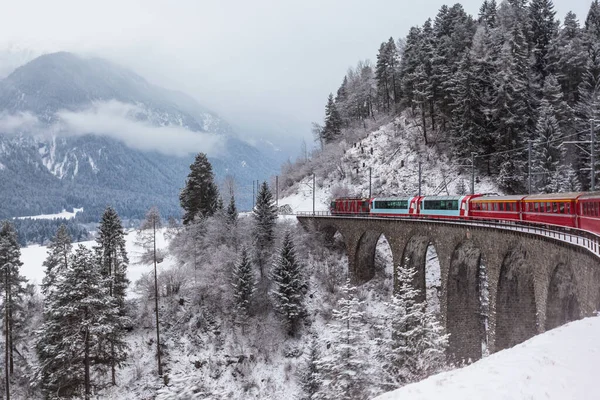 Słynny Pociąg Wycieczkowy Przejeżdżający Przez Wiadukt Szwajcarii Glacier Express Zimą — Zdjęcie stockowe