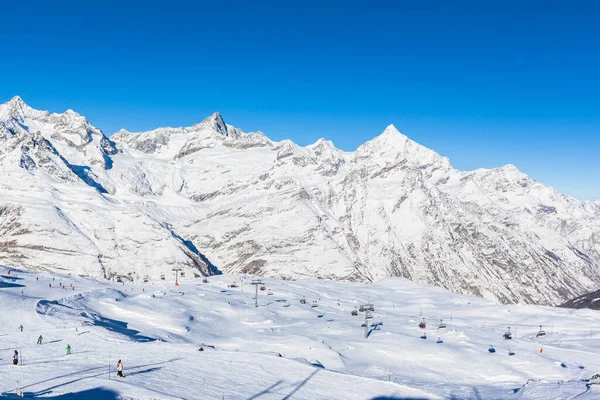 Skifahrer Mit Spaß Perfekten Wintersportgebiet Die Pisten Unter Den Füßen — Stockfoto
