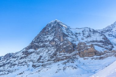 Kış güneşli bir günde Kleine Scheidegg 'in kuzeyindeki Eiger' in göz kamaştırıcı manzarası. İsviçre 'nin Jungfrau, Interlaken yakınlarındaki ünlü İsviçre Alpleri dağı.