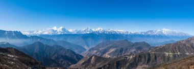 Dağ sırasının panorama manzarası, Çin 'in Sichuan Eyaleti' ndeki sığırların tepesinden gelen Minya Konka (756 metre) de dahil olmak üzere.