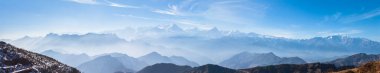 Dağ sırasının panorama manzarası, Çin 'in Sichuan Eyaleti' ndeki sığırların tepesinden gelen Minya Konka (756 metre) de dahil olmak üzere.
