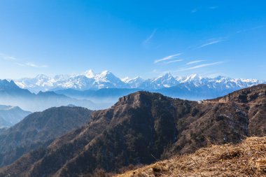 Dağ sırasının panorama manzarası, Çin 'in Sichuan Eyaleti' ndeki sığırların tepesinden gelen Minya Konka (756 metre) de dahil olmak üzere.