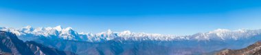 Dağ sırasının panorama manzarası, Çin 'in Sichuan Eyaleti' ndeki sığırların tepesinden gelen Minya Konka (756 metre) de dahil olmak üzere.