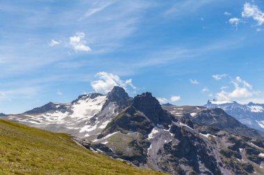 Doğu İsviçre 'deki Alpler manzaralı yürüyüş yolu, St. Gallen kantonu..