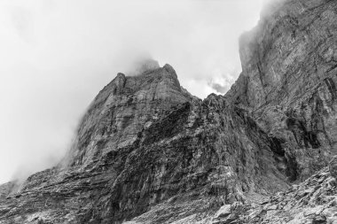Eiger 'in kuzey cephesinin altında Eiger' in kuzey cephesine tırmanmak için başlangıç noktası İsviçre 'nin İsviçre Alpleri' nin Bernese Oberland 'indeki ünlü duvar..