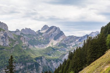 Doğu İsviçre 'de bulutlu bir günde Meglisalp ve Alpstein Massif Altmann' ın görüntüsü