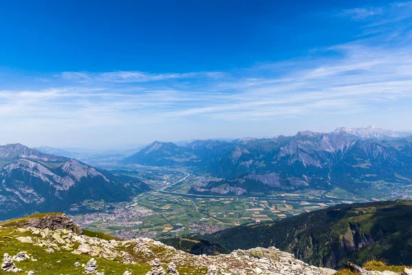 Vista Panoramica Delle Alpi Della Città Nella Valle Della Svizzera — Foto Stock