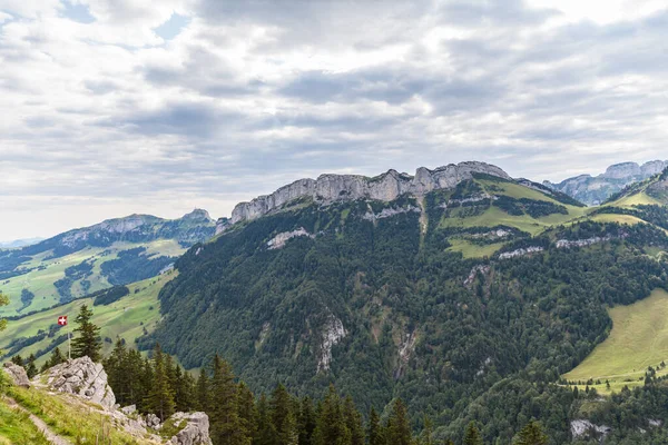 구조를 갖춘에 산맥의 배경으로 산티스 봉우리가 스위스 — 스톡 사진