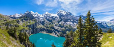 Oeschinensee (Oeschinen Gölü) ve İsviçre 'de Bernese Oberland yakınlarındaki Kandersteg yakınlarındaki Alpler üzerindeki yaz manzarası..