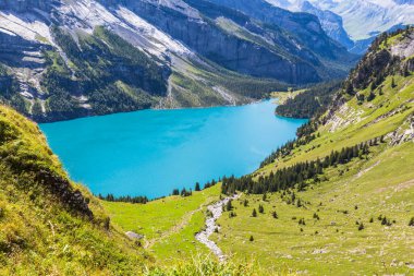 İsviçre 'de Kandersteg yakınlarındaki Oeschinensee (Oeschinen Gölü) manzarası.