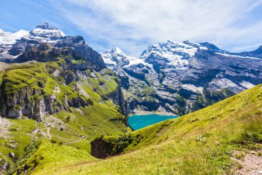 İsviçre 'de Bernese Oberland, Kandersteg' deki Oeschinen Gölü 'nün üzerindeki Bluemlisalphorn manzarası