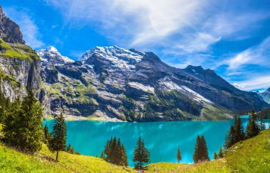 Oeschinensee (Oeschinen Gölü) ve İsviçre 'de Bernese Oberland yakınlarındaki Kandersteg yakınlarındaki Alpler üzerindeki yaz manzarası..