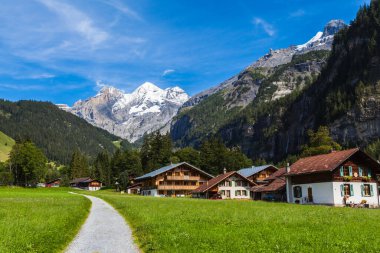 Yürüyüş yolunda Bluemlisalp, İsviçre 'nin Bernese Oberland' inde İsviçre Alpleri