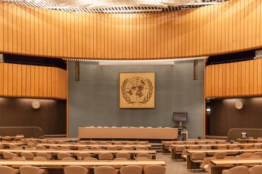 Cenevre, İsviçre - 23 Ağustos 2014 - İsviçre 'nin Cenevre kentindeki Birleşmiş Milletler ofisinde (UNOG) XIX konferans odası. 941 kapasiteli thord katında..