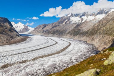 Aletsch buzulunun muhteşem manzarası ve tek başına yürüyüş yolundaki Alpler. Buzul, Jungfrau bölgesi, İsviçre.