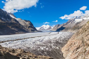 İsviçre 'nin Jungfrau bölgesindeki dağlardaki Aletsch buzulunun muhteşem manzarası